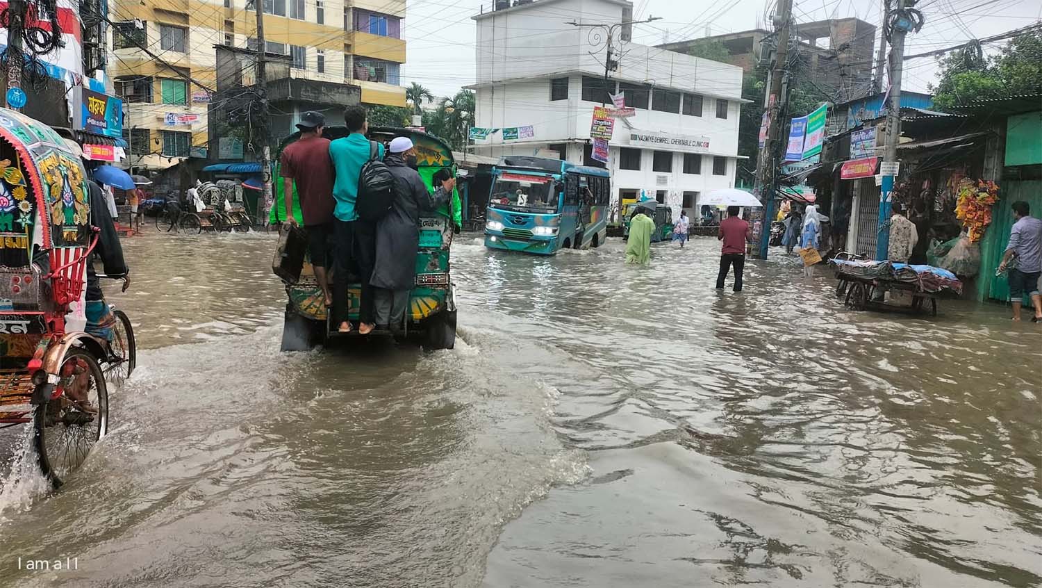 চট্টগ্রামের টানা বৃষ্টিতে জলাবদ্ধতা, পাহাড় ধসের শঙ্কা