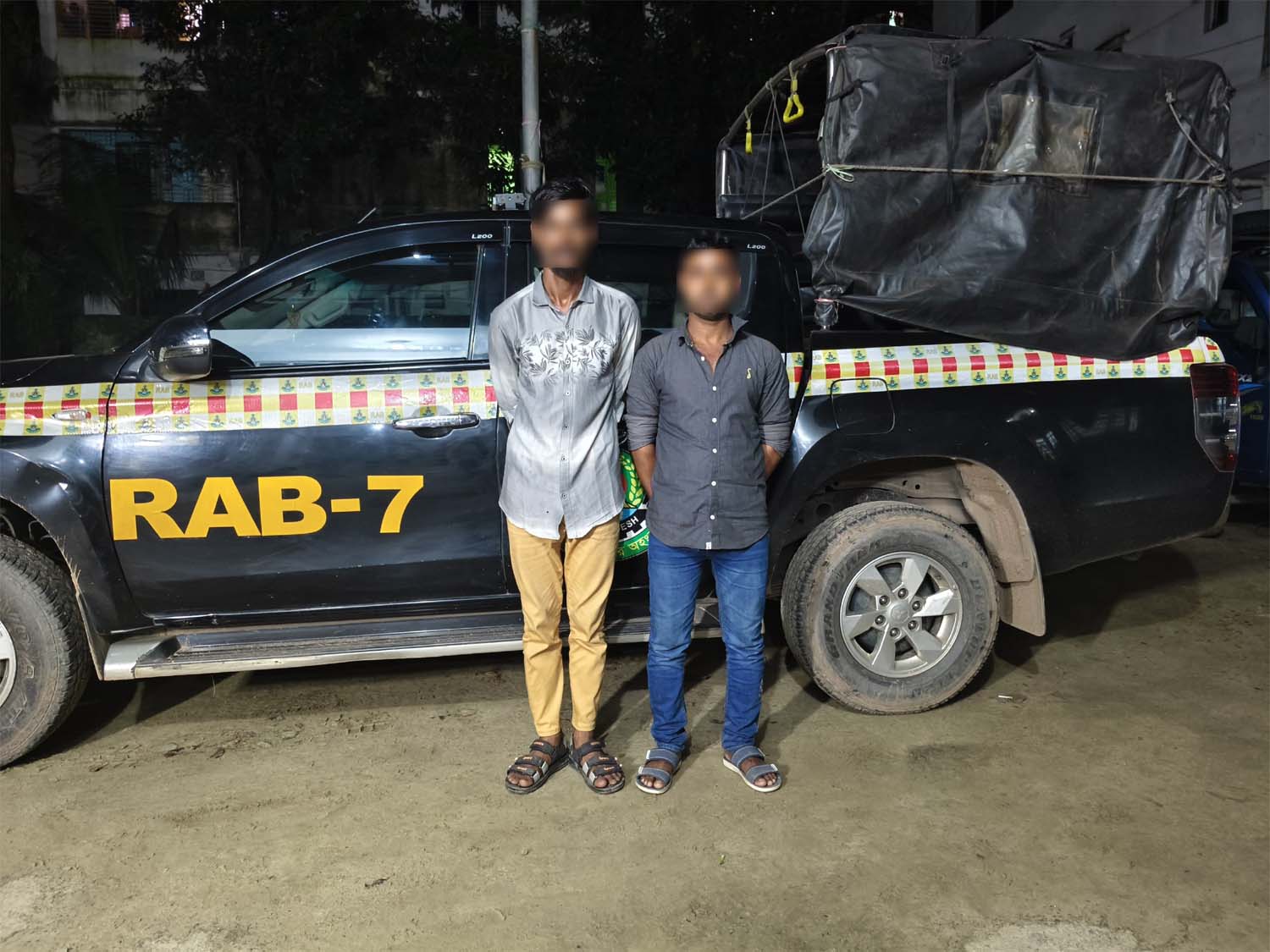 বারইয়ারহাটে র‍্যাবের অভিযানে ২০ কেজি গাঁজা উদ্ধার, আটক ২