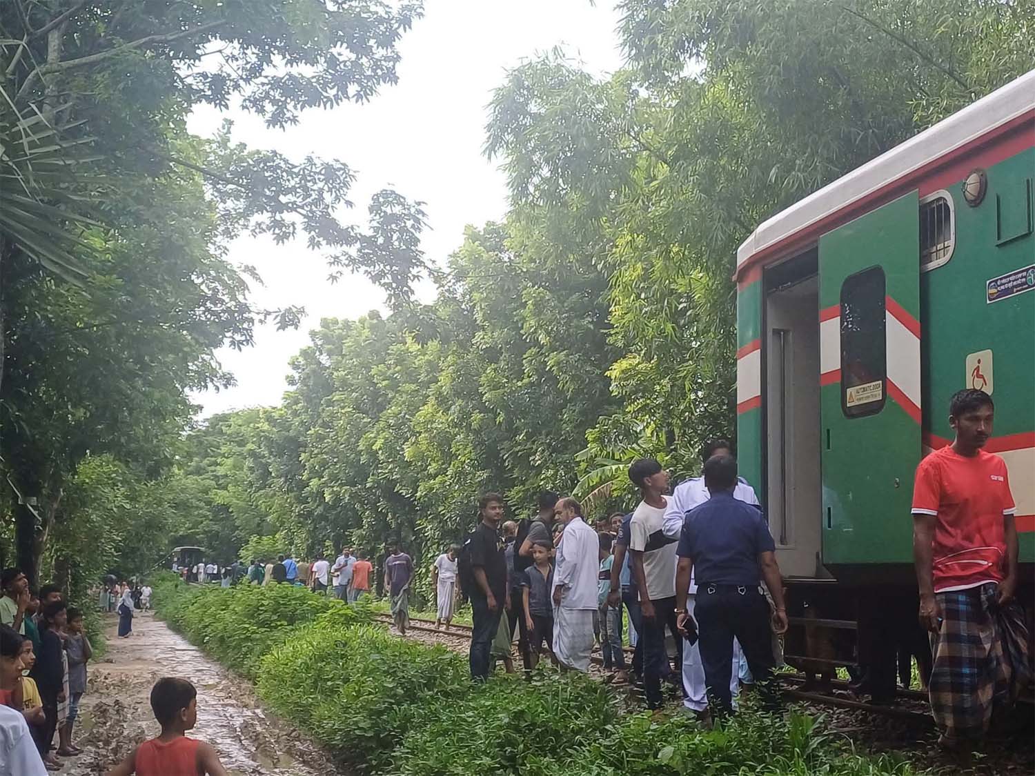 বোয়ালখালীতে চলন্ত ট্রেন থেকে বগি বিছিন্ন