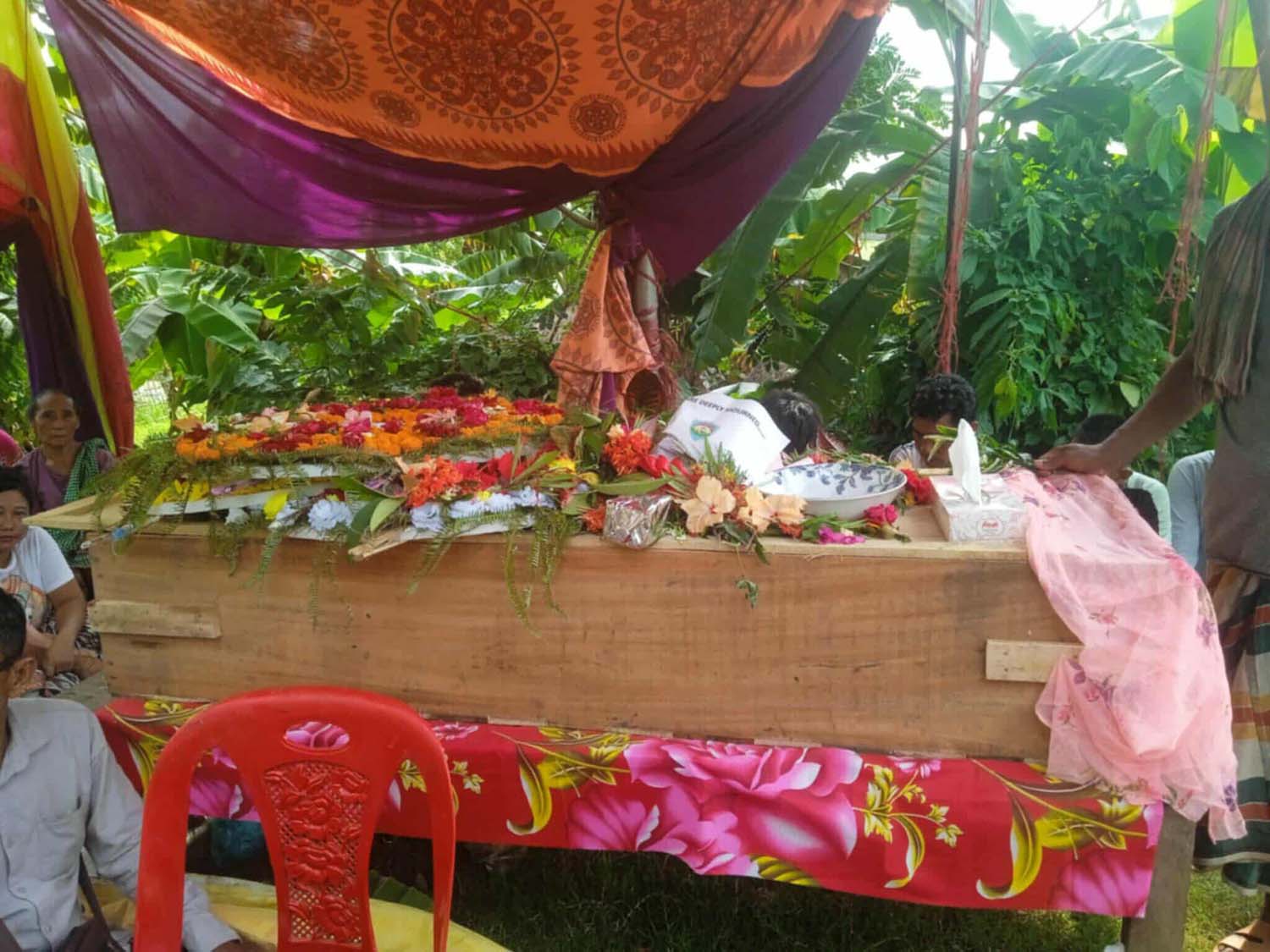 বাবার কাঁধে পরপারের উদ্দেশ্যে উক্যছাইংয়ের শেষ যাত্রা