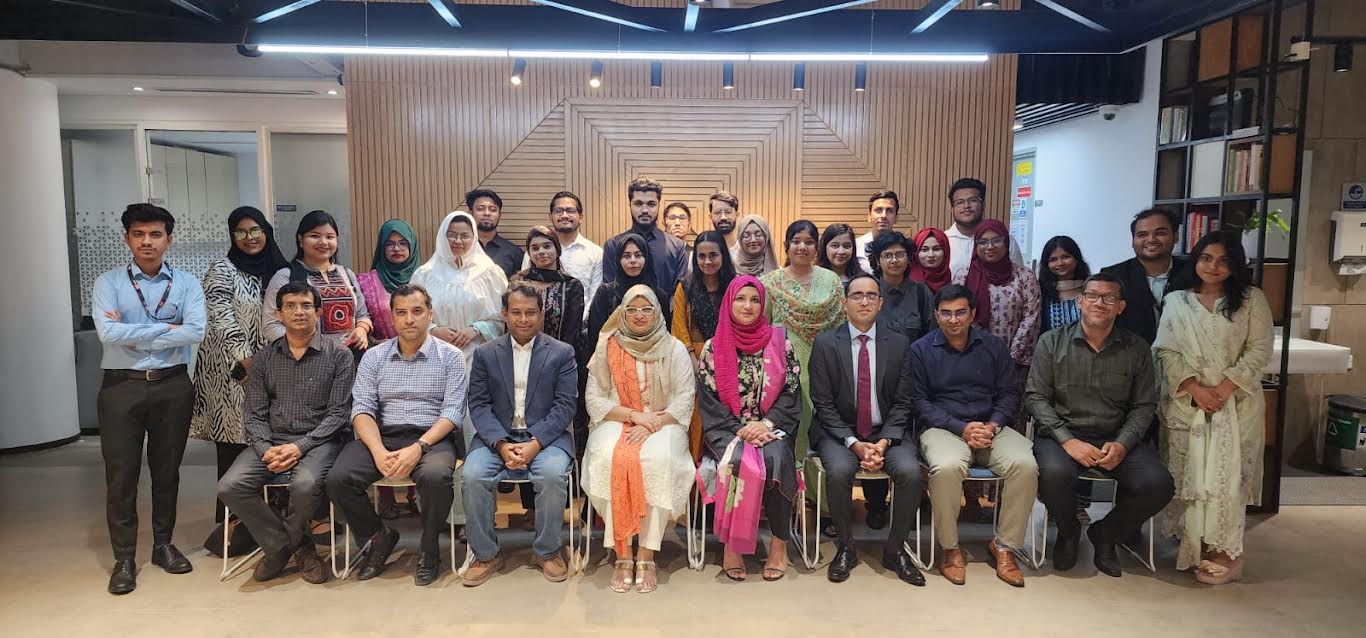 সিআইইউ শিক্ষার্থীদের এইচএসবিসি চট্টগ্রাম অফিস পরিদর্শন: বাস্তবমুখী শিক্ষার অনন্য অভিজ্ঞতা