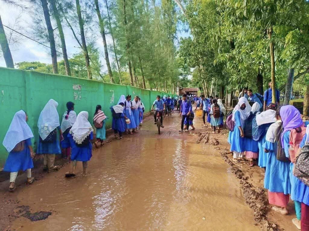 অভ্যন্তরীণ সড়কের দুরবস্থা: উন্নয়ন বৈষম্যের শিকার বাঁশখালীবাসি 