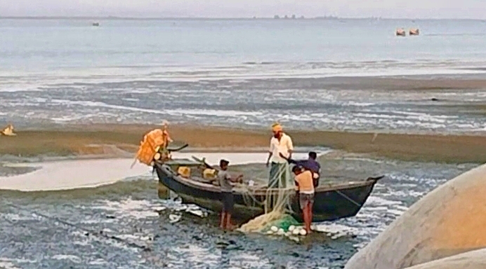 ট্রলারসহ ১২ জেলেকে ধরে নিয়ে গেছে আরাকান আর্মি