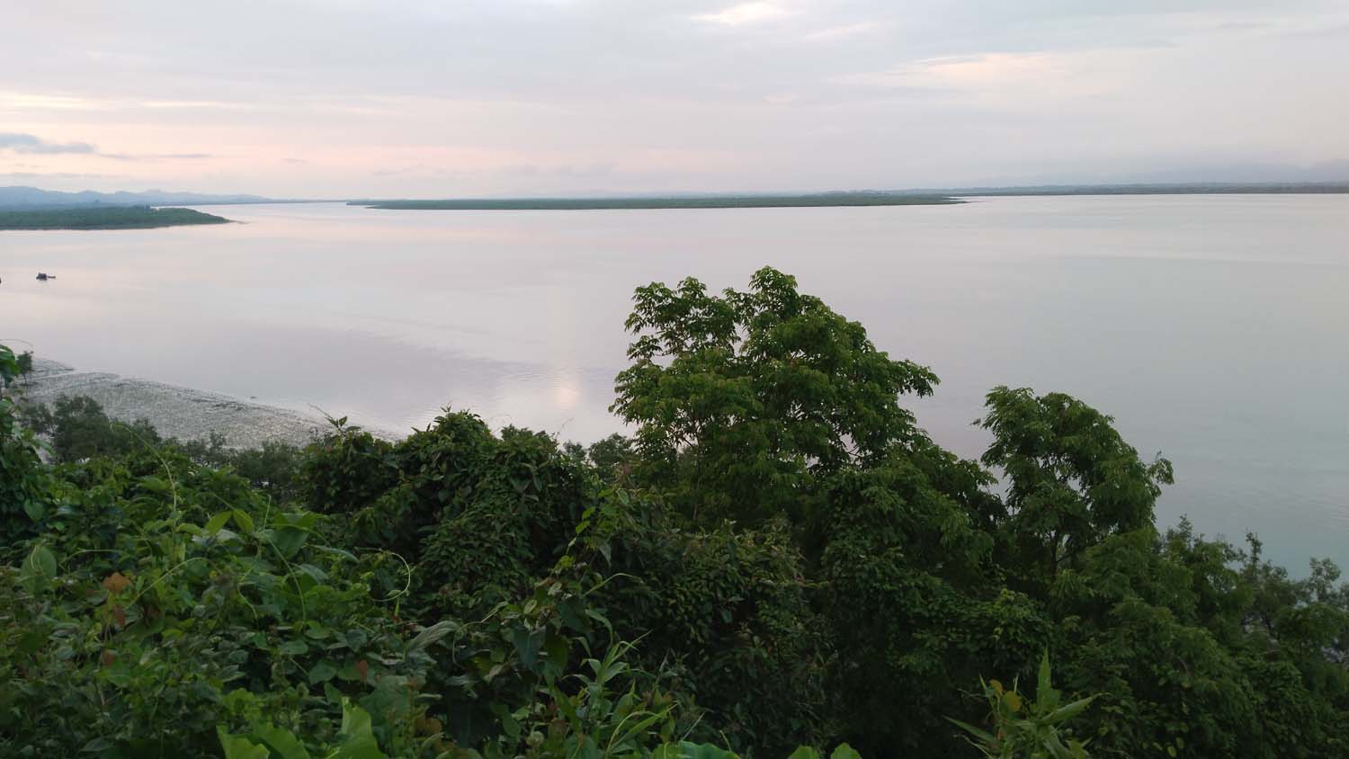 নাফনদীর ওপারে পূনরায় গোলাগুলি: এপারে আতঙ্ক