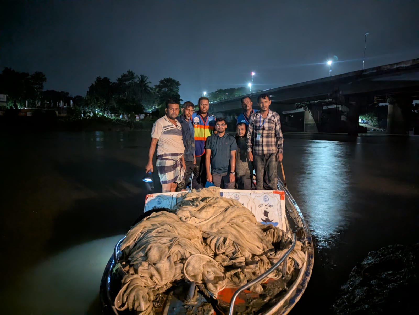 হালদা নদীতে রাত্রিকালীন অভিযানে ৩১০০ মিটার চরঘেরা জাল জব্দ 