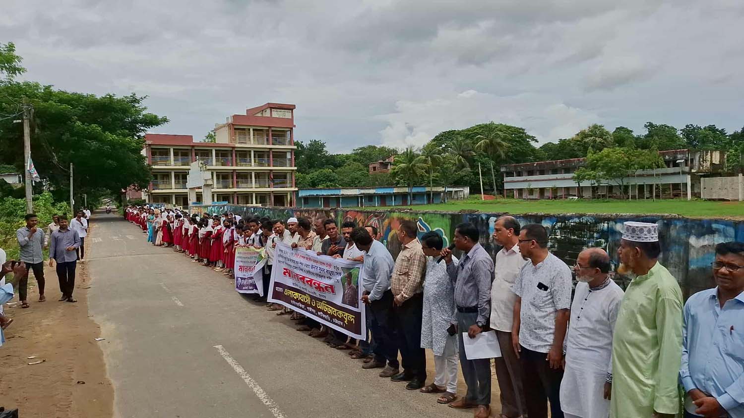 ফটিকছড়িতে দুই শিক্ষকের ওপর হামলার প্রতিবাদে মানববন্ধন
