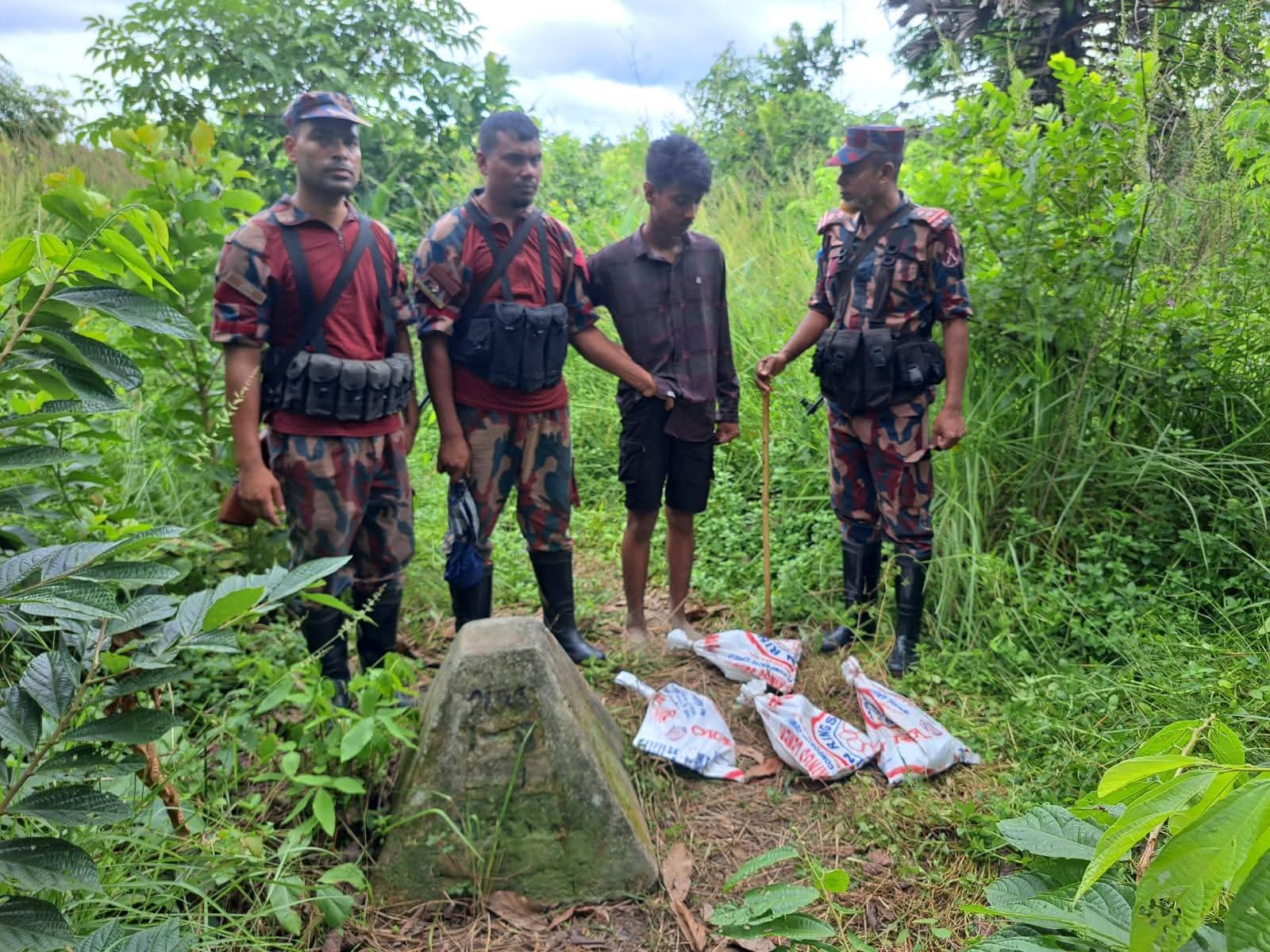ফেনী সীমান্তে বিজিবি'র চোরাচালান বিরোধী অভিযানে ইলিশ মাছসহ আটক ১