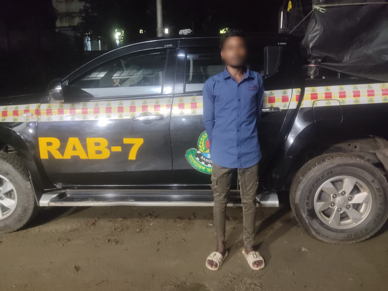 ফেনীতে র‍্যাবের অভিযানে ১৬ মামলার পলাতক আসামি গ্রেফতার 