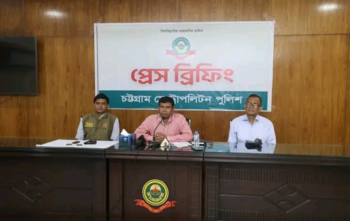 সিএমপি’র বিশেষ অভিযানে লুণ্ঠিত পিস্তল ও গুলি উদ্ধার, গ্রেফতার ২