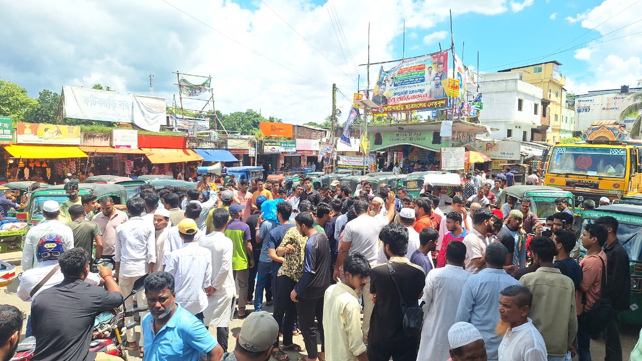 চট্টগ্রাম-খাগড়াছড়ি মহাসড়ক অবরোধ: ঘণ্টাব্যাপী যানজট, দুর্ভোগে যাত্রীরা