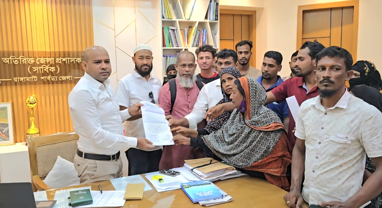 রাঙামাটিতে ৩৬ কাঠুরিয়া হত্যার বিচারসহ পরিবারদের পুর্নবাসনের দাবিতে স্মারকলিপি