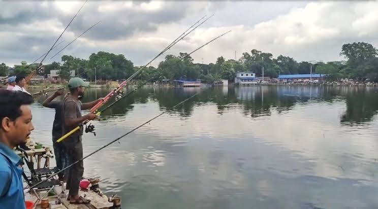 রাজাবাদশার দিঘীতে বড়শির আড়ালে কোটি টাকার জুয়ার আসর!