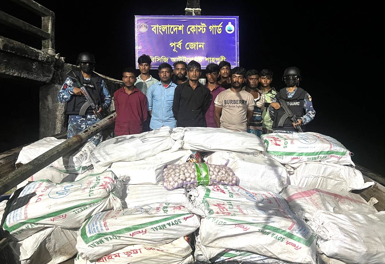 মিয়ানমারে পাচারকালে খাদ্য সামগ্রীসহ গ্রেফতার ১০