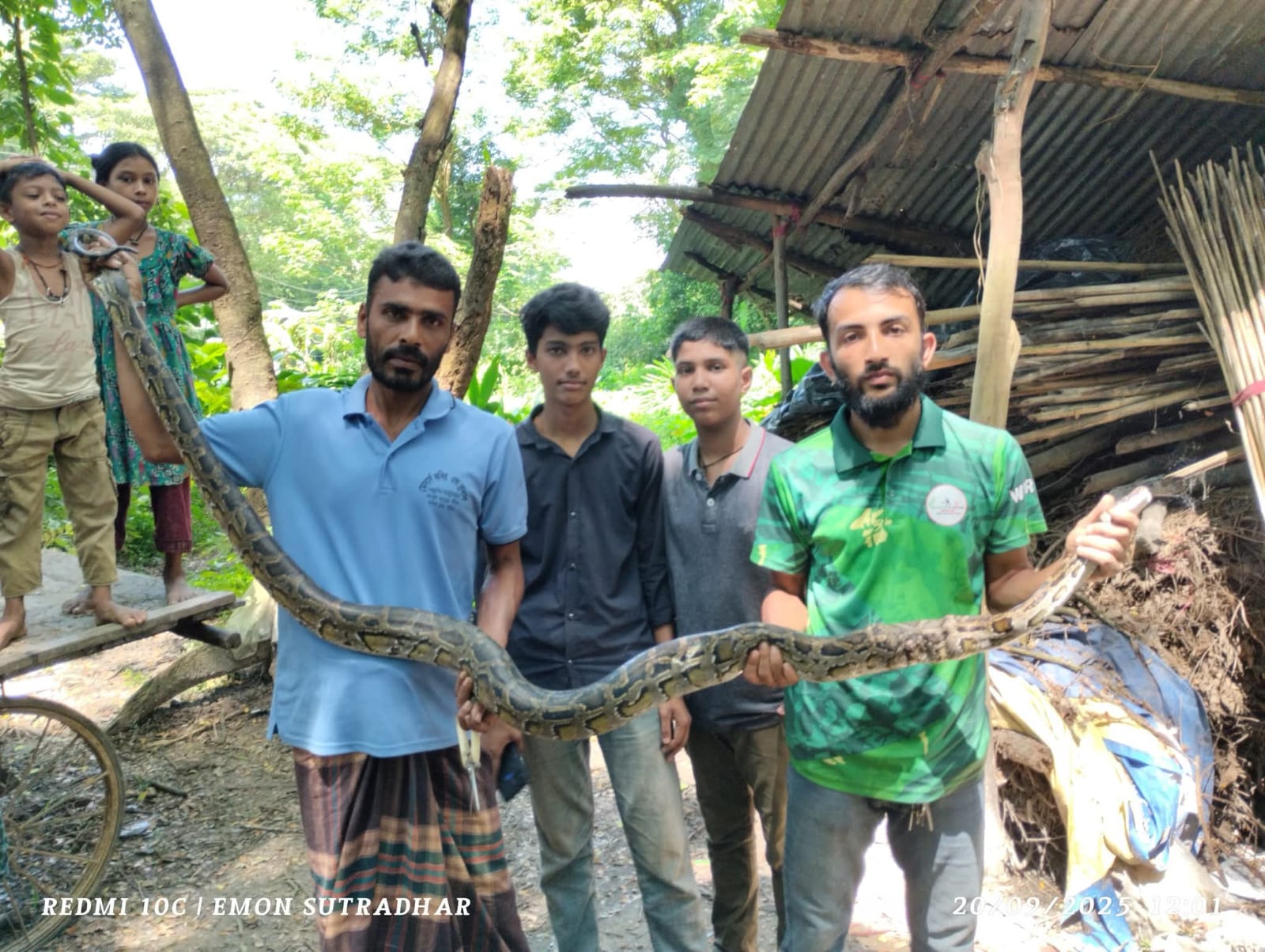 বোয়ালখালীতে ১০ ফুট লম্বা আজগর উদ্ধার