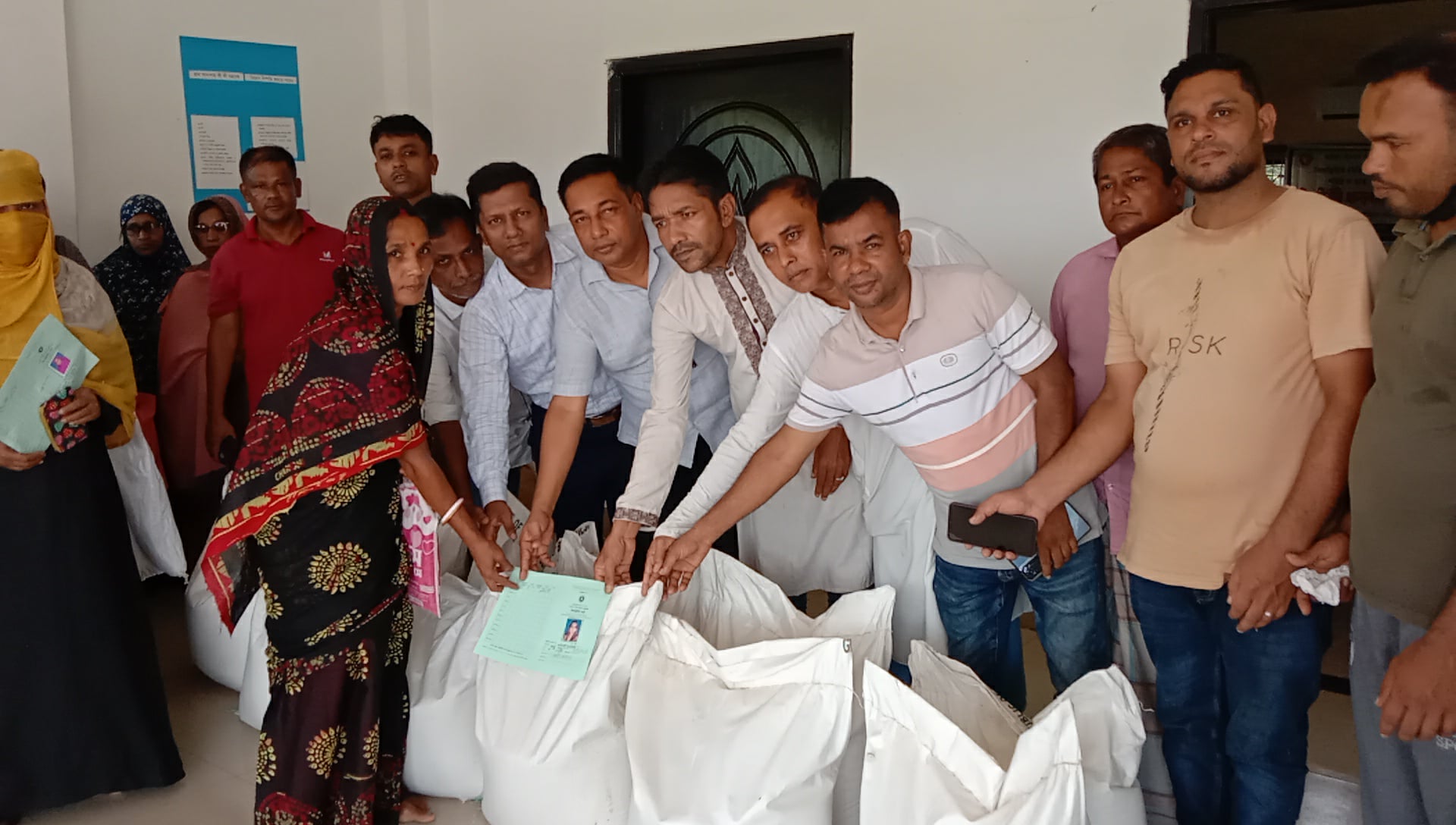 নোয়াজিষপুরে ভিডব্লিউবি চাল বিতরণ 