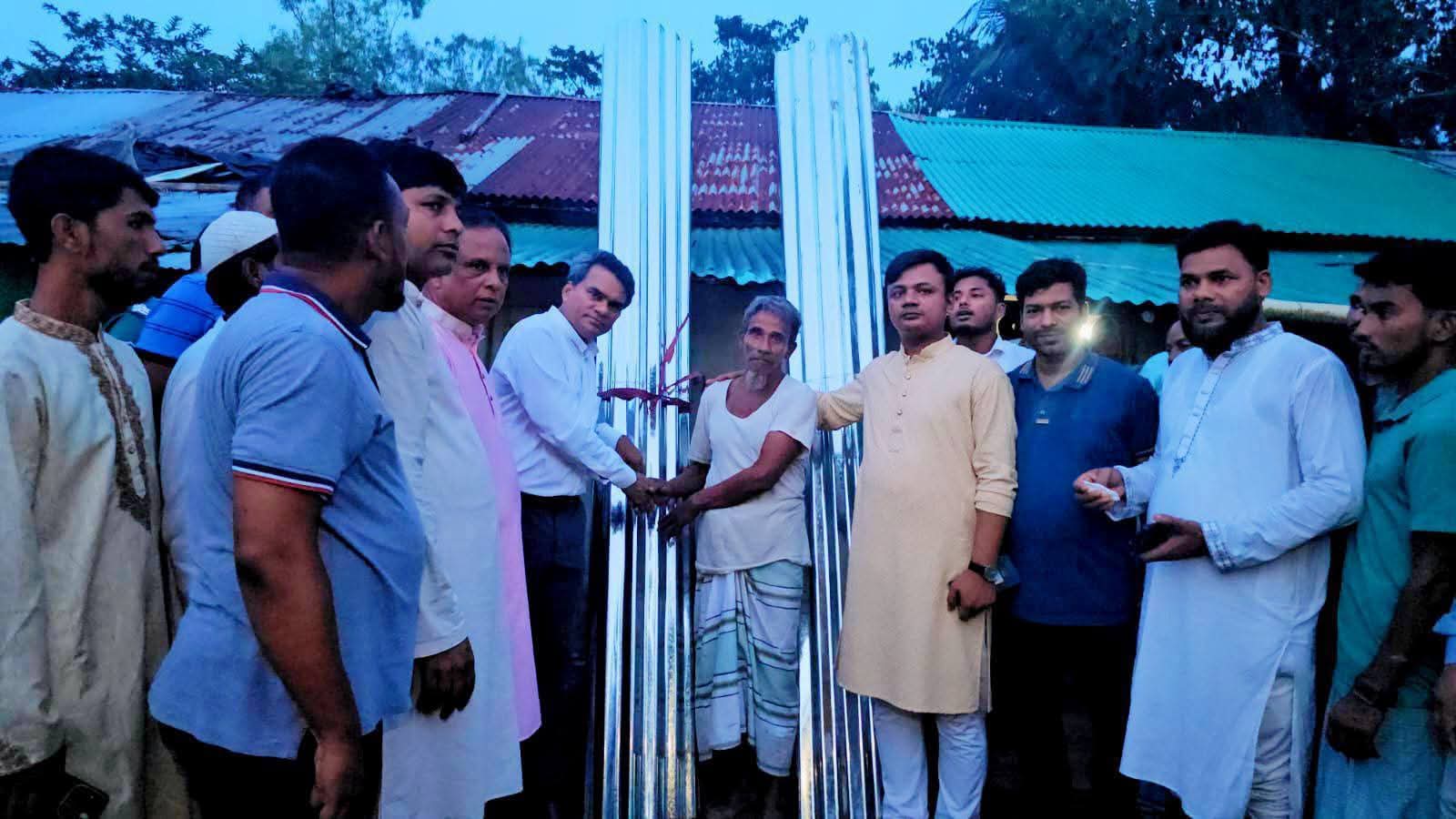 বাঁশখালীতে অগ্নিকাণ্ডে ক্ষতিগ্রস্ত পাঁচ পরিবারের মাঝে ঢেউটিন প্রদান করেন পিপি 