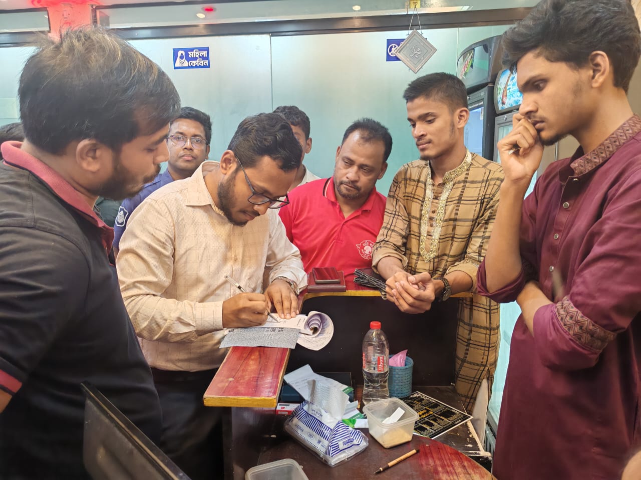 বাঁশখালীতে অবৈধ বালু মহলে ভ্রাম্যমান আদালতের অভিযান বাল্কহেড ড্রেজার জব্দ, অর্থ জরিমানা 