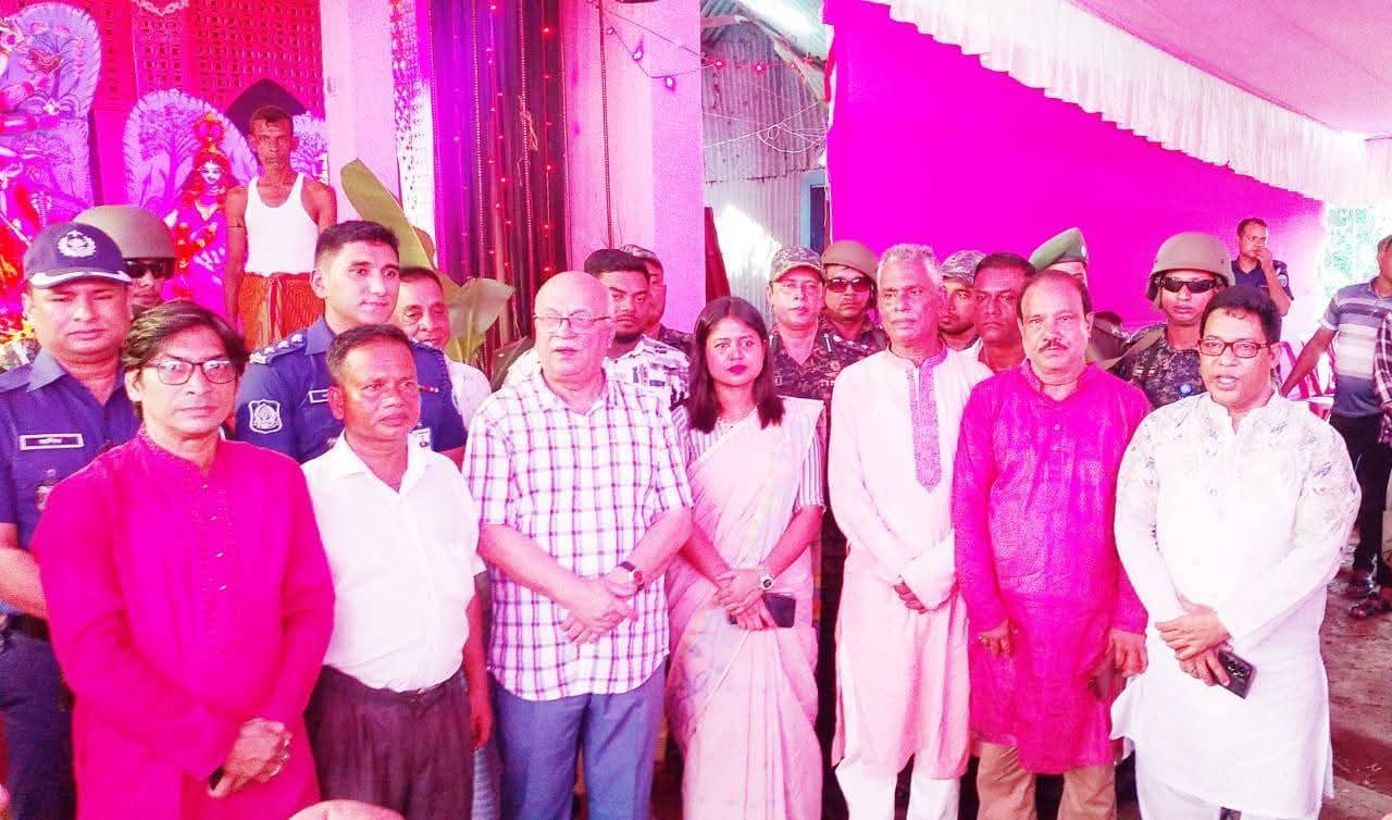 চট্টগ্রামের বিভিন্ন পূজা মন্ডপ পরিদর্শন করেন উপদেষ্টা ফারুক-ই-আজম 