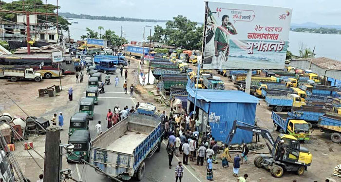 রাঙামাটিতে ট্রাক টার্মিনালের জায়গা উদ্ধারের দাবিতে সড়ক অবরোধ