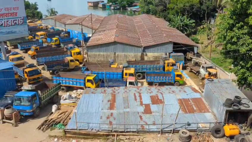 রাঙামাটিতে ট্রাক টার্মিনালে দোকান: রাস্তায় অবৈধ পার্কিংয়ে ঘটছে দূর্ঘটনা!