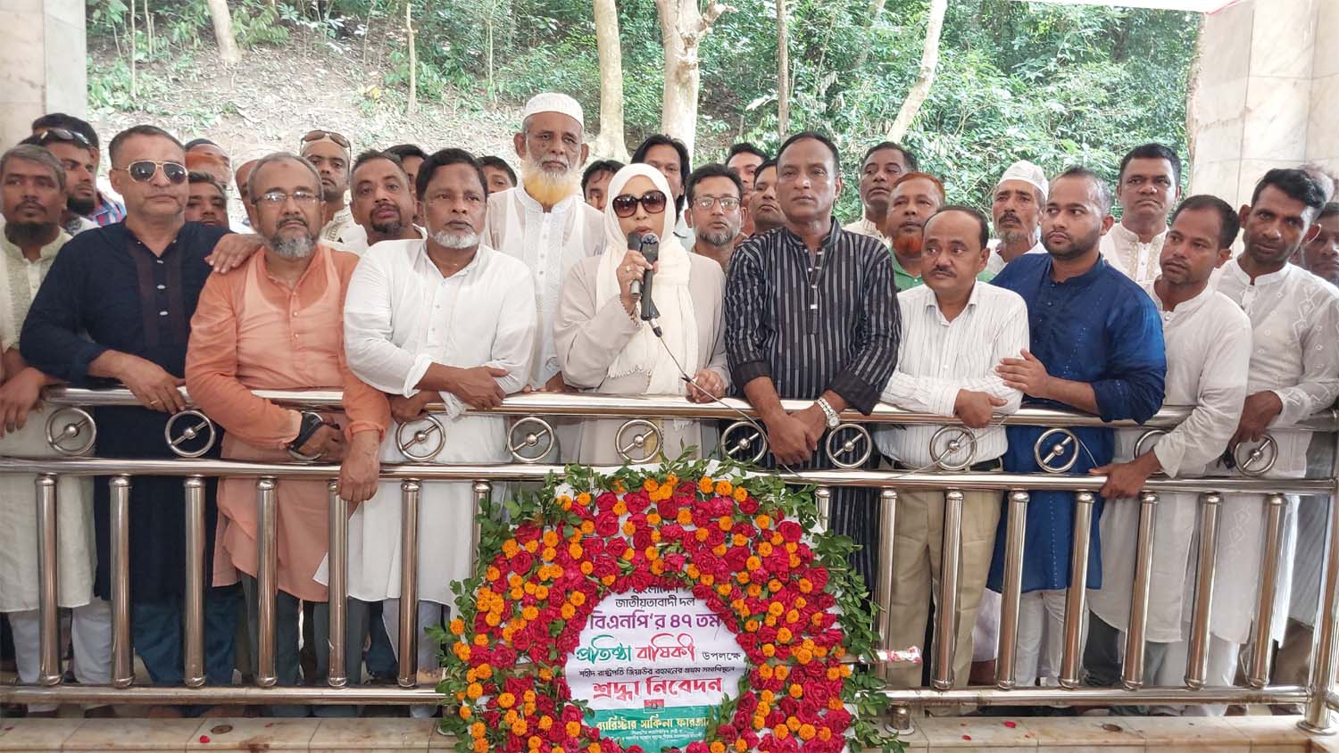 বিএনপির ৪৭তম প্রতিষ্ঠাবার্ষিকীতে শহীদ জিয়ার সমাধিতে ব্যারিস্টার সাকিলার শ্রদ্ধা নিবেদন