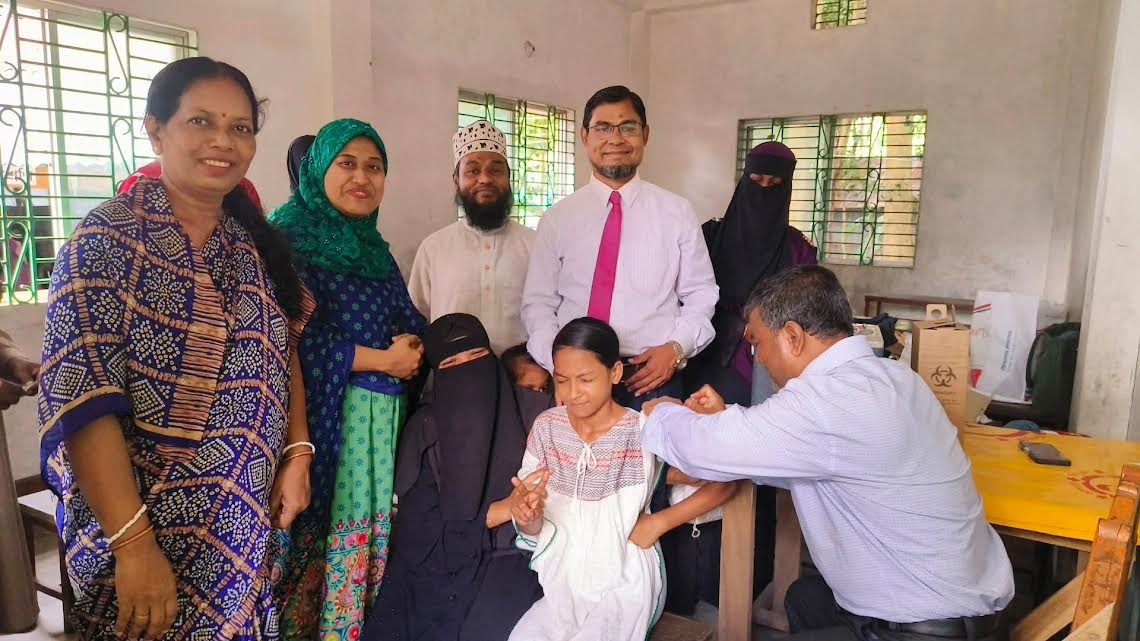 বোয়ালখালীতে টাইফয়েড টিকা ক্যাম্পেইন পরিদর্শনে সিভিল সার্জন