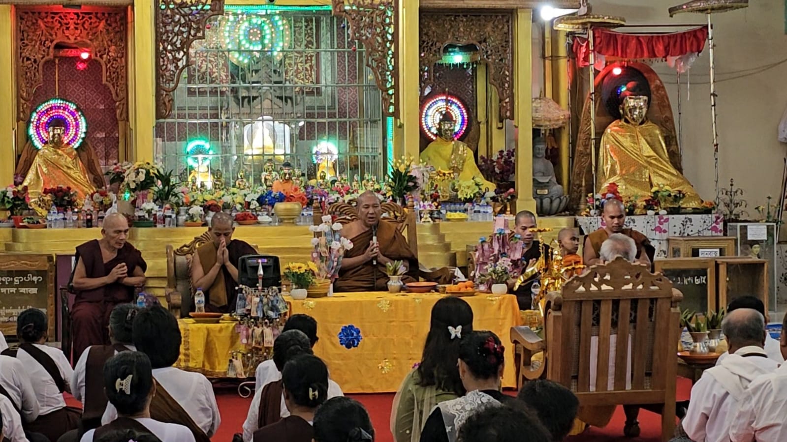 বান্দরবানে প্রার্থনার মধ্য দিয়ে পাহাড়ে শুরু হল বৌদ্ধ সম্প্রদায়ের প্রবারনা উৎসব