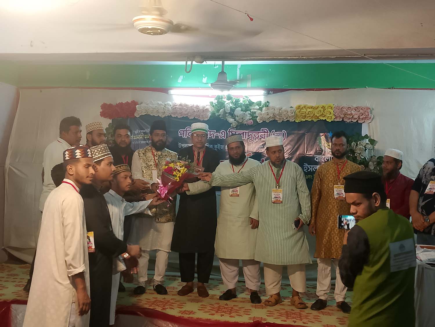 ইসলামিক কুইজ প্রতিযোগিতায় বিজয়ী শিক্ষার্থীদের সংবর্ধনা 