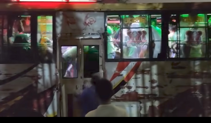 জোর করে দরজা বন্ধ করে যাত্রীদের ওপর হামলা - ছিনতাইচক্রের বিরুদ্ধে পুলিশের অভিযান শুরু 