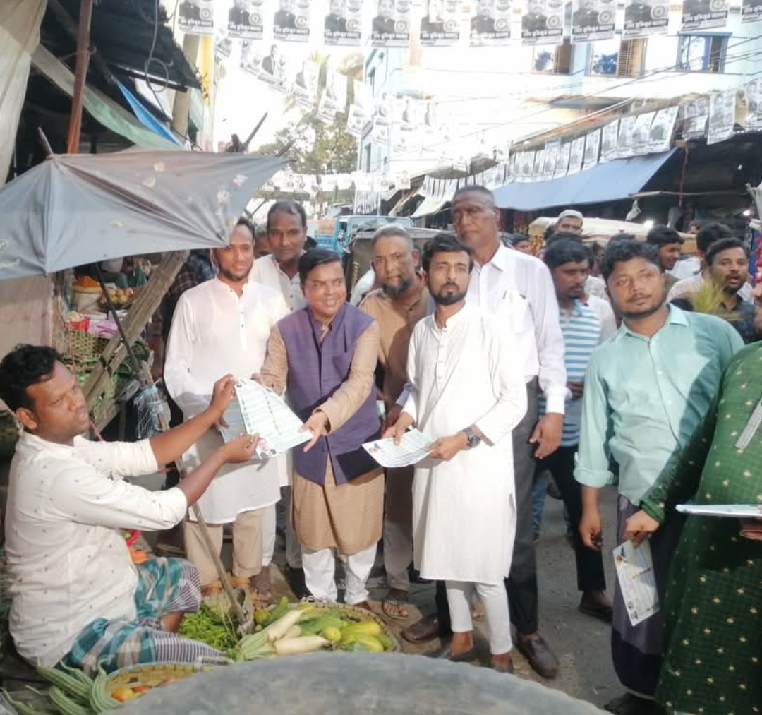 চন্দনাইশে ৩১ দফার লিফলেট বিতরণ করেন এড. নাজিম উদ্দিন 