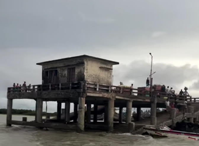 কুতুবদিয়া টু মগনামা নৌ-পারাপার ঘাটে খাস কালেকশানেও অতিরিক্ত ভাড়া: জনগণের ভোগান্তি চরমে