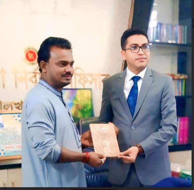 বোয়ালখালীর ইউএনওকে বিনয়বাঁশী শিল্পীগোষ্ঠী কর্তৃক 
