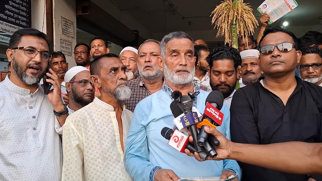 ফটিকছড়িতে বিএনপির ৩১ দফা বাস্তবায়নে লিফলেট বিতরণ