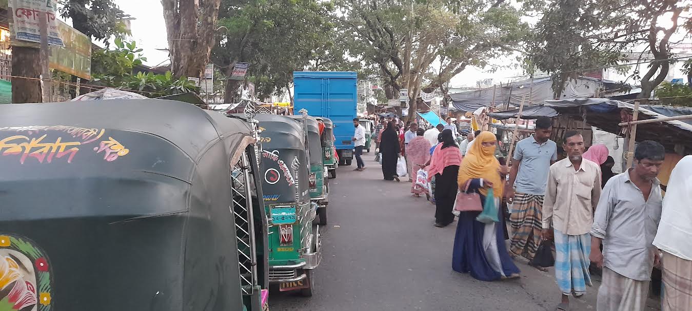 বোয়ালখালী শাকপুরায় ট্রাক-কাভার্ড ভ্যানের দাপট, অতিষ্ঠ জনজীবন 