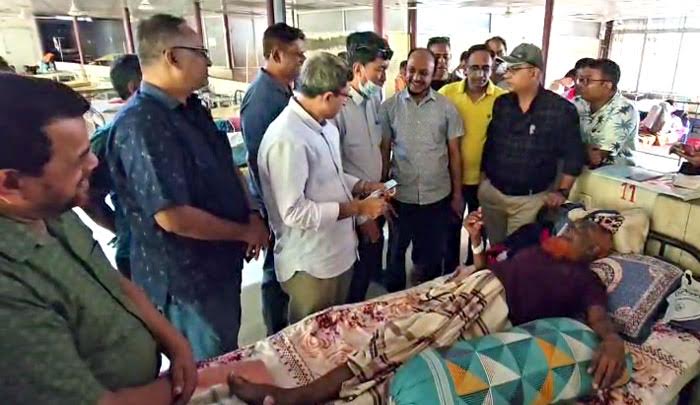 রোগীদের খোঁজ খবর নিতে হাসপাতাল পরিদর্শনে বিএনপি প্রার্থী দীপেন দেওয়ান