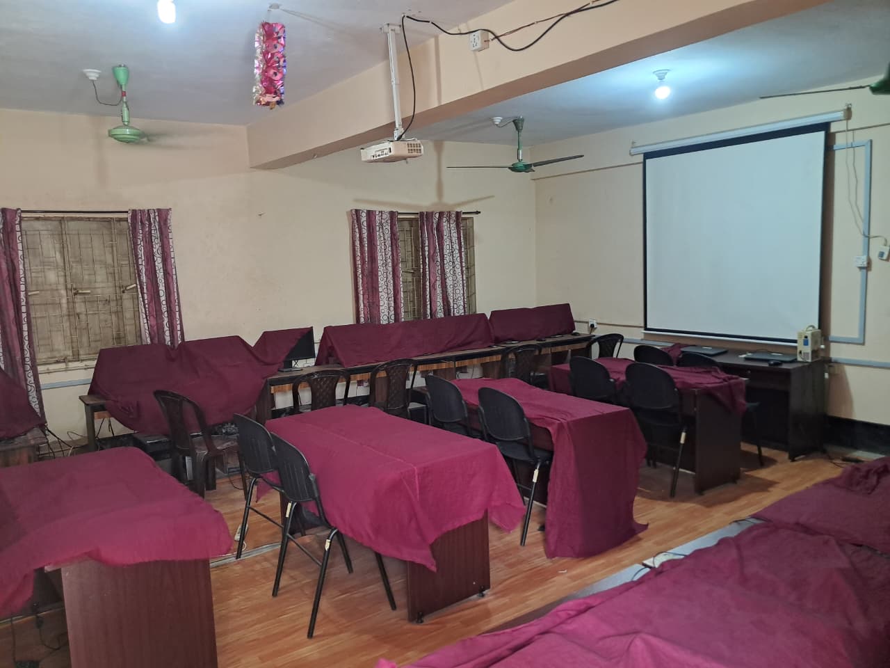 আলীপুর রহমানিয়া স্কুল অ্যান্ড কলেজের কম্পিউটার ল্যাবে অকেজো ল্যাপটপ, প্রযুক্তি শিক্ষায় বঞ্চিত শিক্ষার্থীরা 