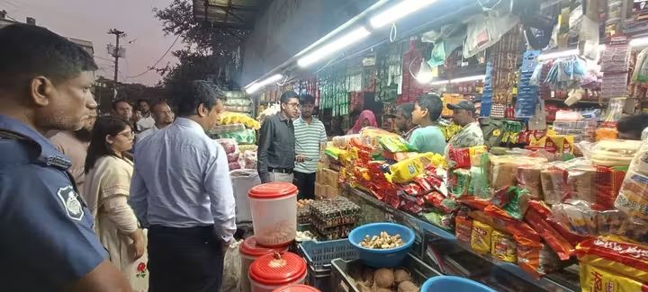 বোয়ালখালীতে পলিথিন বিক্রির কারনে ২৫ হাজার টাকা জরিমানা