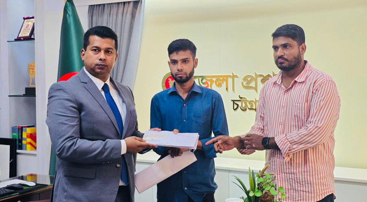 মুক্তিযোদ্ধা পরিবারের পাশে চট্টগ্রাম জেলা প্রশাসক