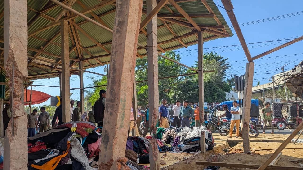 উখিয়ায় অবৈধভাবে গড়ে উঠা ২৫০ স্থাপনা দখলমুক্ত