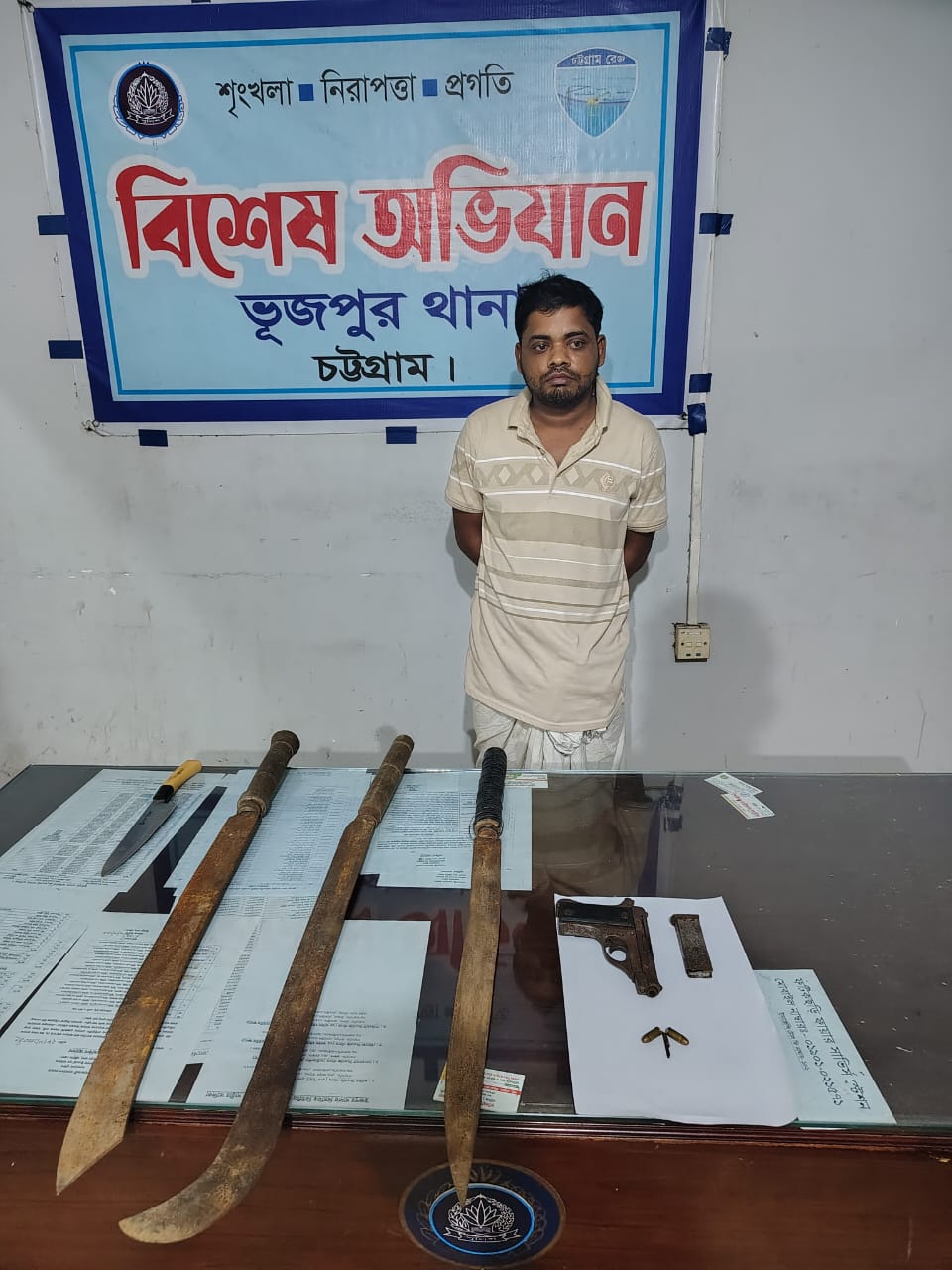  ফটিকছড়ির ভূজপুরে অস্ত্রসহ সন্ত্রাসী আমান গ্রেফতার