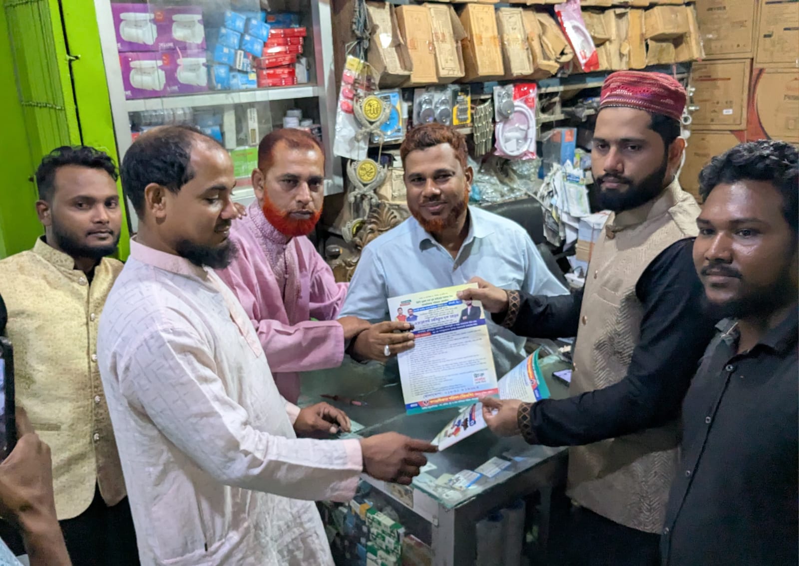 বাঁশখালীতে এডভোকেট আরিফুল হক তায়েফ এর নির্বাচনী লিফলেট বিতরণ