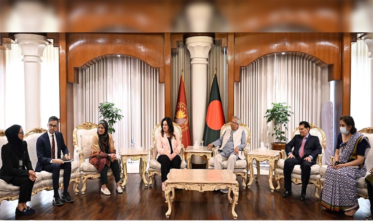 প্রধান উপদেষ্টার সঙ্গে কানাডার সিনেটর ও দুই সংসদ সদস্যের সাক্ষাৎ : বাণিজ্য জোরদার ও রোহিঙ্গা সংকট নিয়ে আলোচনা