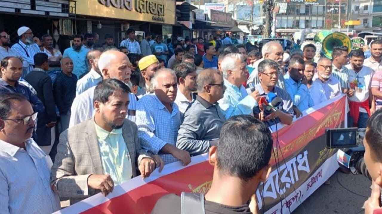 চট্টগ্রাম বন্দরের ৩ প্রবেশপথে স্কপের অবরোধ