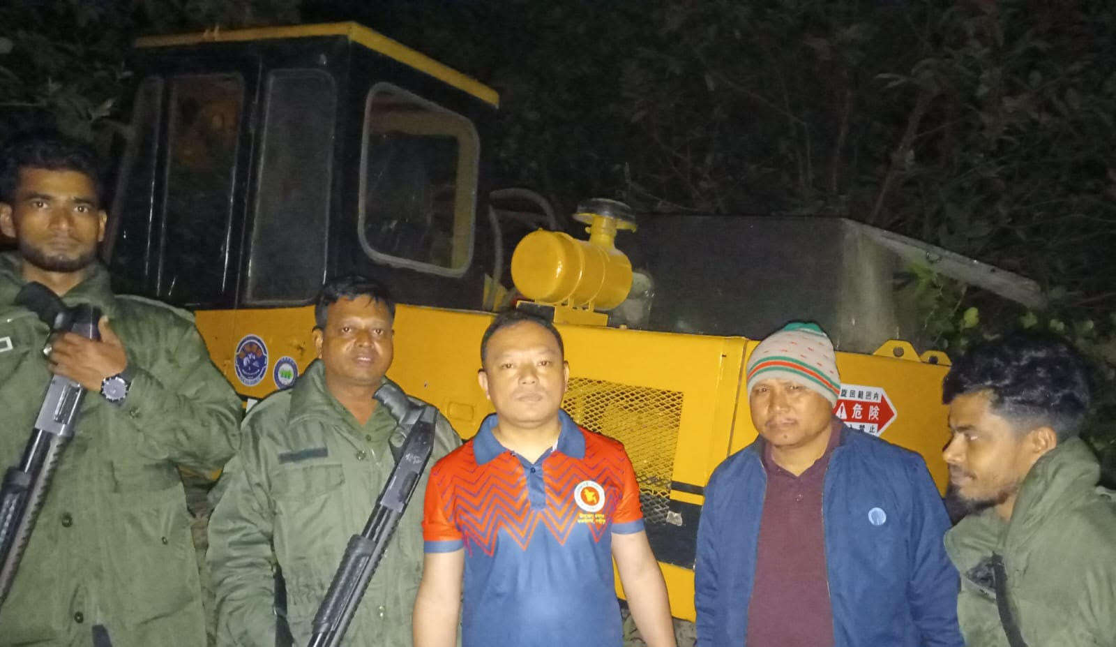 চন্দনাইশে অভিযান চালিয়ে ২টি স্কেভেটর বিকল করেছে ভ্রাম‍্যমান আদালত 