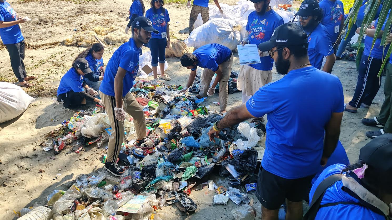 সেন্টমার্টিনে কেওক্রাডং সংগঠনের উদ্যোগে ১৮৫০ কেজি বর্জ্য অপসারণ