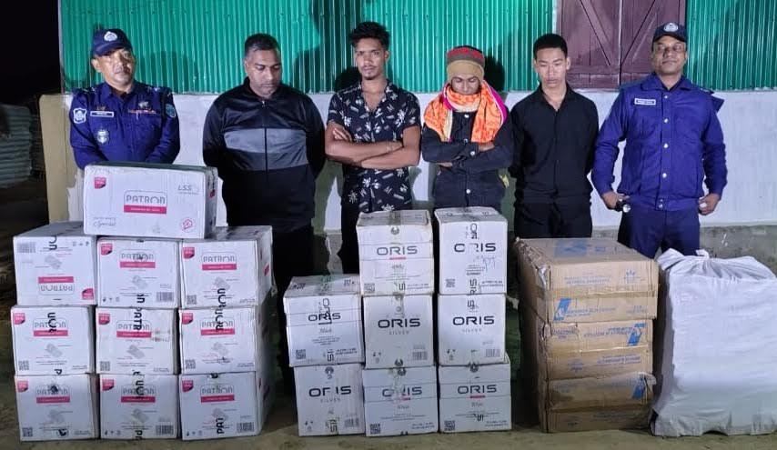 রাঙামাটিতে বিদেশী সিগারেট ও নগদ  টাকা নিয়ে ইউপি সদস্যসহ আটক-৪