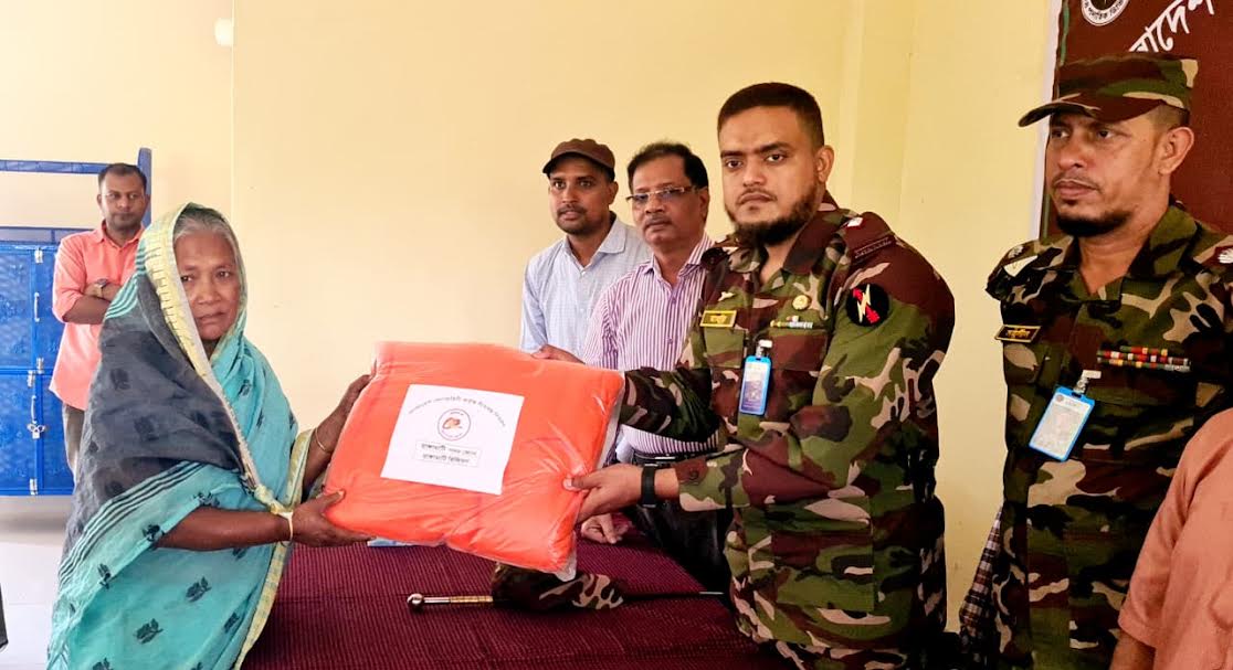 রাঙামাটিতে দুঃস্থ পুরোহিত সেবাইতদের মাঝে সেনাবাহিনীর শীতবস্ত্র বিতরণ