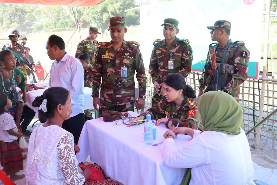 আলীকদমে বৌদ্ধ সম্প্রদায়ের পাশে মানবিক সহায়তায় সেনাবাহিনী
