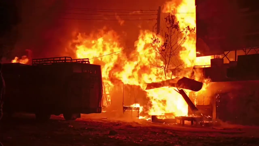 রাঙামাটিতে রাত সাড়ের তিনটার আগুনে পুড়লো বসতঘরসহ ৩ বাস, ৪ দোকান