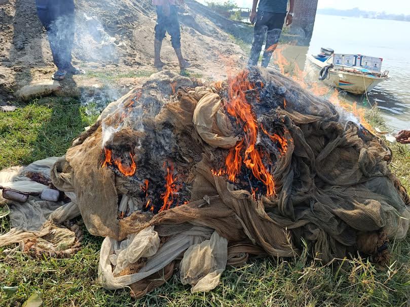 কর্ণফুলি নদীতে নিষিদ্ধ জাল জব্দ